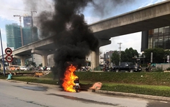TP.HCM: Xe tay ga bốc cháy dữ dội trên xa lộ Hà Nội