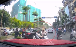 Video: Đỗ xe máy giữa đường, người phụ nữ bị anh Tây chấn chỉnh