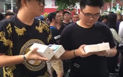 Nhóm thanh niên Việt mua 22 chiếc iPhone X gây chú ý ở Singapore