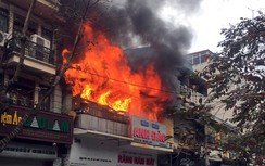 Cháy nhà giữa phố cổ Hà Nội, 2 người thương vong