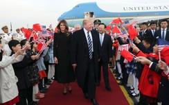 Cảnh ông Trump được ông Dương Khiết Trì đón ở sân bay Bắc Kinh