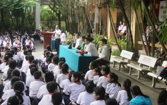 TP.HCM: Hơn 2.000 học sinh mặc niệm nạn nhân TNGT