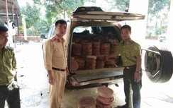 Hà Nội: CSGT bắt giữ xe ôtô chở 500 chiếc thớt gỗ nghiến