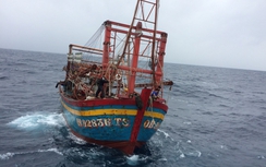Kịp thời cứu 9 thuyền viên tàu mất lái trên vịnh Bắc Bộ