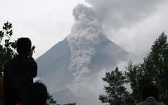 Núi lửa phun trào ở Indonesia: Giải cứu gấp 7 công dân Việt Nam