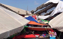 Lốc xoáy làm đổ sập 60 gian hàng hội chợ ở Móng Cái