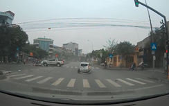 Video: Xe "điên" húc bay ô tô dừng đèn đỏ, 1 người tử vong
