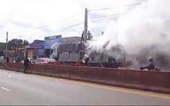 Xe tải chở hàng bốc cháy trên đường Hồ Chí Minh