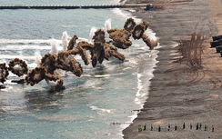 Hơn trăm quả mìn trôi dạt bãi biển đông khách tại Hàn Quốc