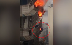 Video: Cháy chung cư tầng 23, dân liều mạng trèo cửa sổ thoát thân