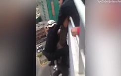 Video: Người tự tử tuột khỏi tay cứu hộ rơi xuống từ tầng 15