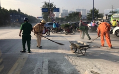 CSGT dọn 10m bùn trải dài trên mặt đường giữa Sài Gòn
