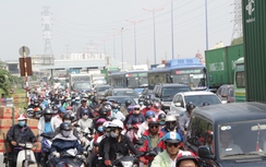 Kẹt xe nghiêm trọng trên xa lộ Hà Nội