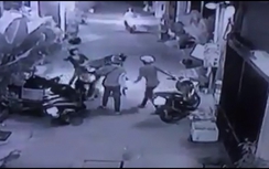 Clip: Nhóm thanh niên táo tợn dàn cảnh tấn công, cướp xe máy