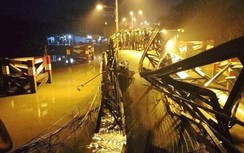 Sập cầu Long Kiển: Xe tải rơi xuống sông, tài xế thoát chết