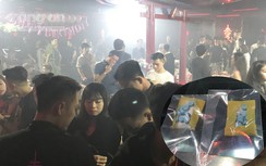 Cảnh sát đột kích quán bar "chui", dân chơi vứt vội ma túy
