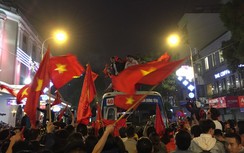 Người dân đổ ra đường ăn mừng chiến thắng lịch sử U23 Việt Nam