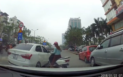 Sau va chạm, cô gái dùng xe máy tông ô tô để trả thù