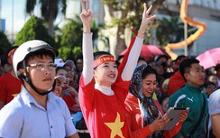 CẬP NHẬT: Cuồng nhiệt không khí cổ vũ U23 Việt Nam đá bán kết