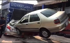 Clip: Xe ôtô mất lái tông vào ôtô khác đang sửa chữa