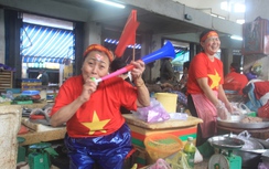 Tiểu thương Huế vừa bán hàng vừa cổ vũ cho U23 Việt Nam