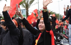 Nữ CĐV khóc nấc khi đoàn diễu hành U23 Việt Nam đi qua