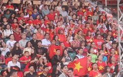 Không khí cuồng nhiệt trên SVĐ Thống Nhất chào đón U23-Việt Nam