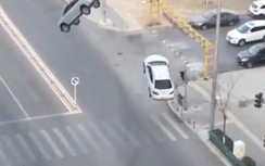 Video: Đang di chuyển, hai ôtô bị hút lên trời gây xôn xao