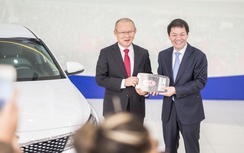 Chủ tịch Thaco đích thân tặng xe Kia Optima cho HLV Park Hang-seo