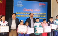 Báo Giao thông, Ban ATGT Quảng Trị trao quà cho học sinh khó khăn