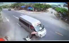 Video: Người phụ nữ bị ô tô đâm văng khi sang đường