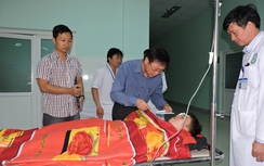 Ban ATGT tỉnh Kon Tum thăm nạn nhân lật xe khách đèo Lò Xo