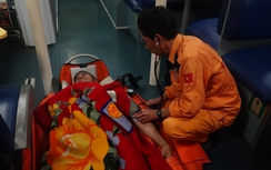 Vượt biển cứu thuyền viên Philippines trong cơn nguy kịch