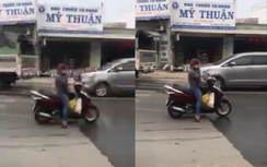 Video: "Ninja Lead" vô tư dừng xe giữa đường nghe điện thoại