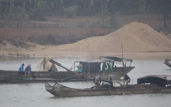 Bắt quả tang 4 thuyền khai thác cát, sỏi trái phép trên sông Hương