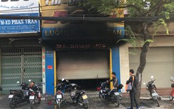 Cứu 3 người trong tiệm túi xách bốc cháy ngùn ngụt ở Sài Gòn