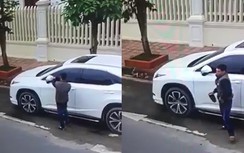 Video: Ngang nhiên "vặt" gương xe Lexus trong nháy mắt