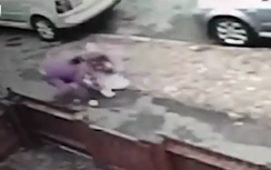 Video: Bị giật iPhone, bé gái 12 tuổi chống trả dũng cảm