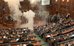 Video: Phe đối lập ném hơi cay trong Nghị viện Cosovo