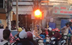 Video: Người dân thản nhiên dừng xe xem cột điện phát nổ