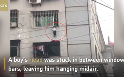 Video: Thót tim bé trai bị kẹt đầu "chuồng cọp" chung cư