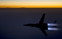 Video: Cảnh máy bay Mỹ, Anh xuất kích tấn công Syria