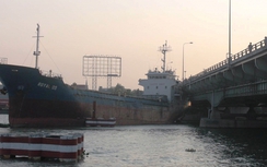 Cầu Đồng Nai rung lắc sau cú va chạm cực mạnh của tàu hàng