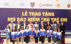 Hà Nội: Trao tặng hơn 2.300 mũ bảo hiểm cho học sinh tiểu học