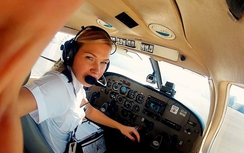 Vì sao ít phụ nữ theo nghiệp phi công?