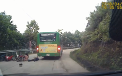 Video: Xe máy kẹp 3 gây tai nạn vì... cố vượt xe buýt