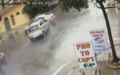 Video: Lao nhanh qua ngã tư, taxi đâm xe 4 chỗ xoay 180 độ