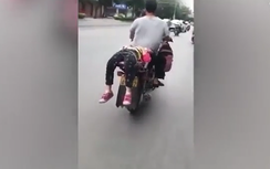 Video: Không chịu đi học, bố buộc con lên xe máy đưa đến trường
