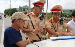 Khách ra Cù Lao Chàm tăng cao, CSGT Quảng Nam mệt nhoài