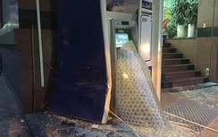 Xế hộp mất lái tông nát trụ ATM